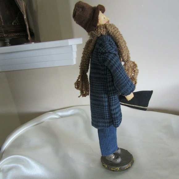 Christmas Caroler     - - Picture 5 of 11